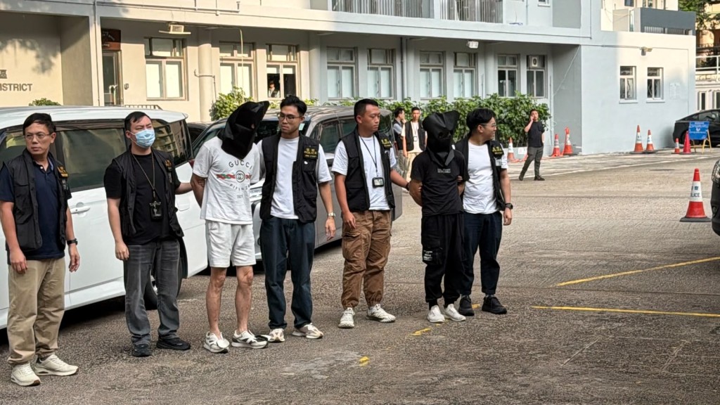 行動中,警方拘捕7名男女。曾志恒攝 行動中,警方拘捕7名男女。曾志恒攝