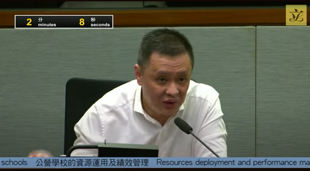選委界議員鄧飛關注,教師的校本績效評估會否納入考慮當中。(圖片來源:立法會YouTube影片截圖) 選委界議員鄧飛關注,教師的校本績效評估會否納入考慮當中。(圖片來源:立法會YouTube影片截圖)