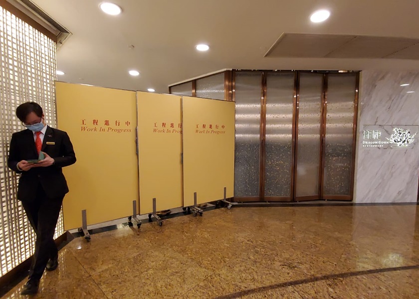 職員以膠板將受影響位置對出圍封。
