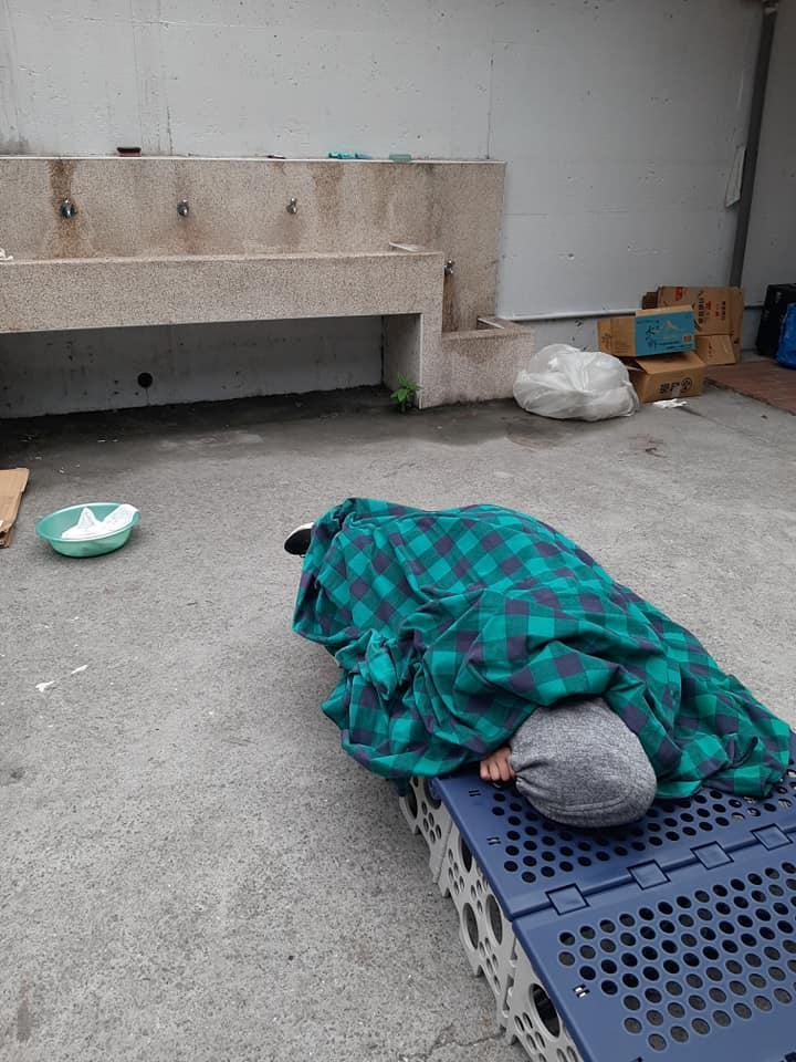 修復師日以繼夜工作，累了用塑膠板拼成床鋪蓆地而睡。fb