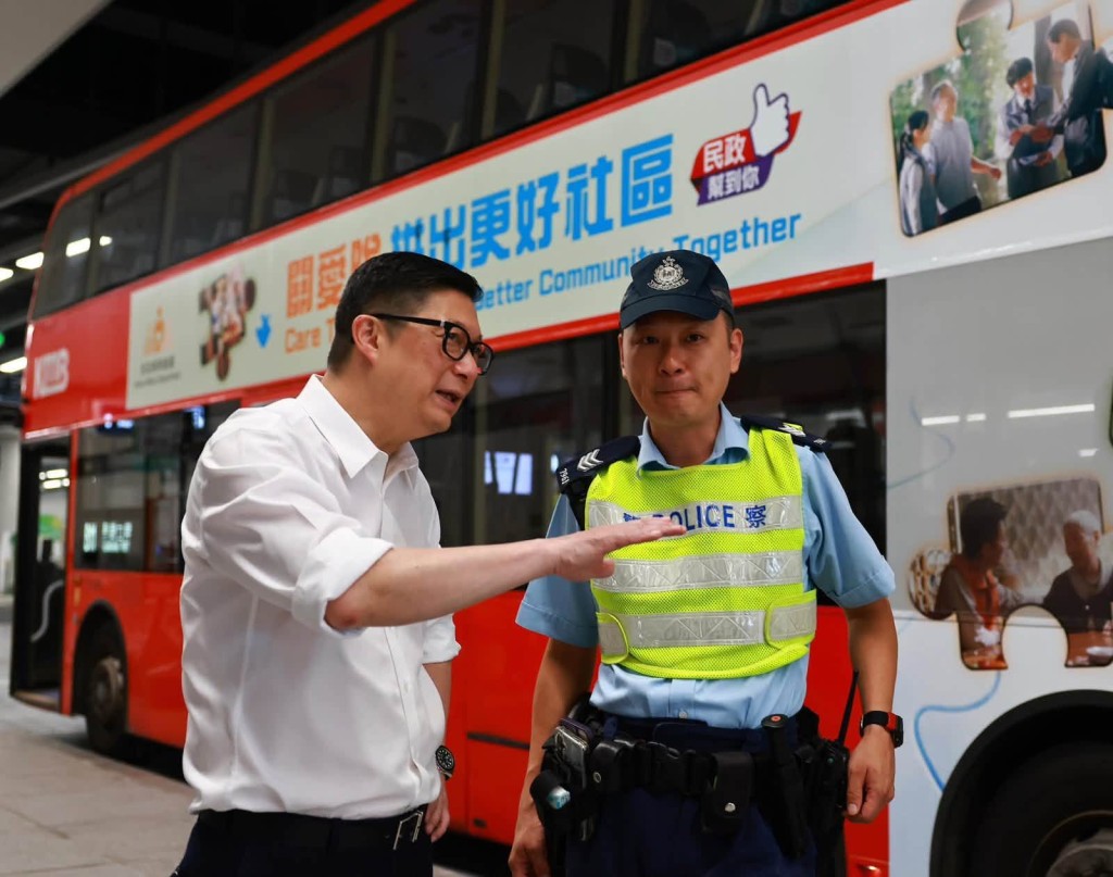 高效通關的背後,少不了入境處、海關等紀律部隊人員的付出。鄧炳強FB 高效通關的背後,少不了入境處、海關等紀律部隊人員的付出。鄧炳強FB