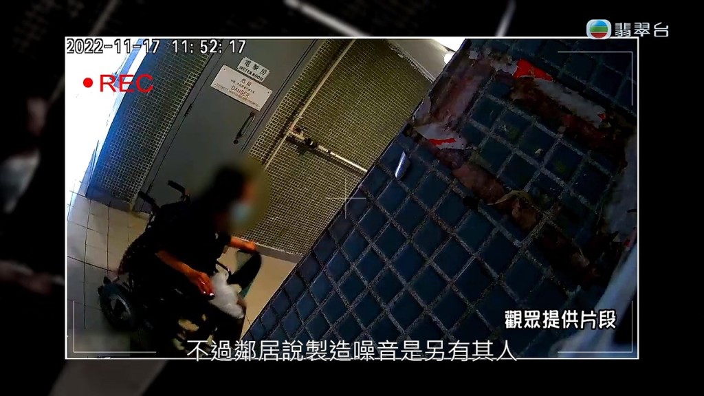 閉路電視亦拍到有人在門外指罵。 閉路電視亦拍到有人在門外指罵。