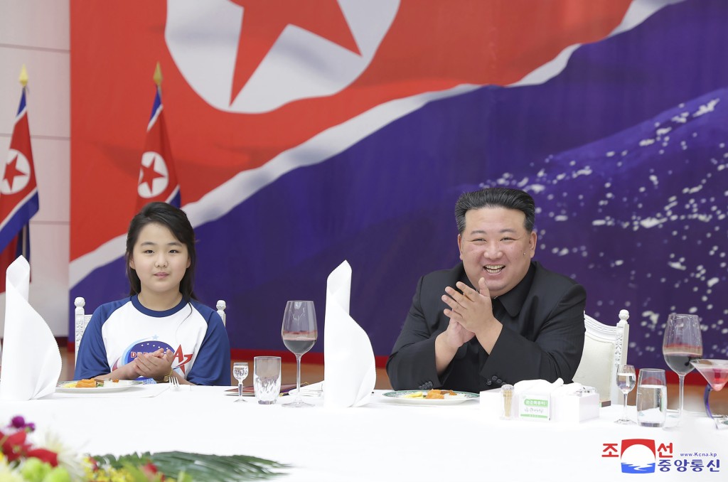 據報金正恩的10歲女兒金主愛獲譽為新星女將軍。美聯社