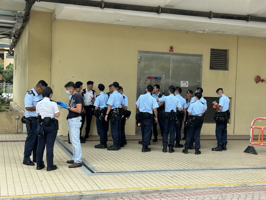 大批機動部隊警員抵葵涌邨碧葵樓搜查。(楊偉亨攝)