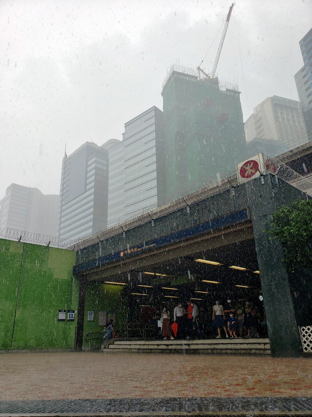 天文台提示，短期內香港廣泛地區可能受大雨影響，市民應提高警覺。