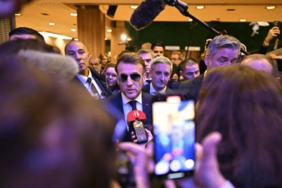 法媒報道，馬克龍眼睛出現了結膜下出血，即眼表微血管破裂。法新社