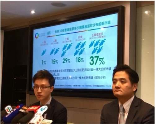 黃元山(右)認為填海其實可以帶來改善環境的機遇,左為葉文祺。