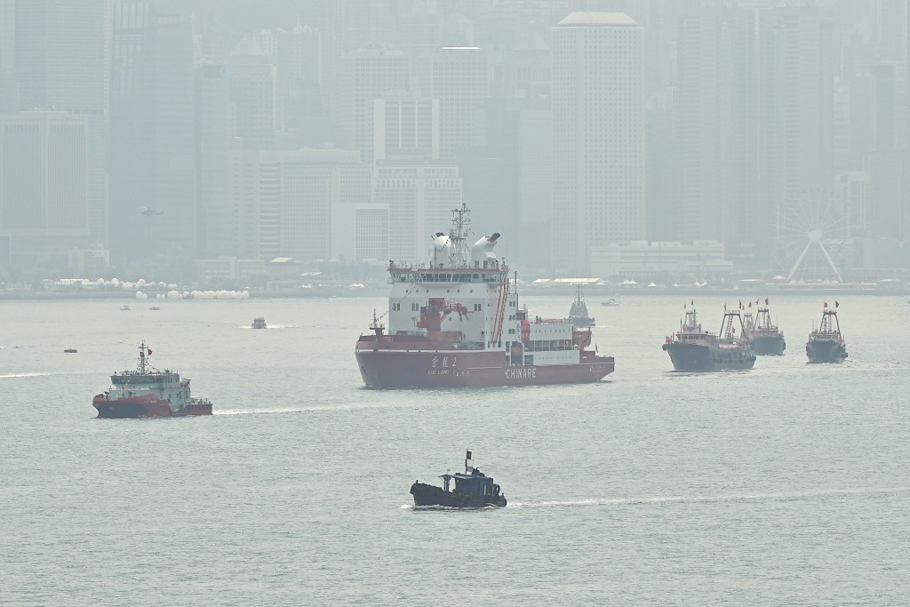 香港派出多艘船隻護送雪龍2號離開。陳浩元攝