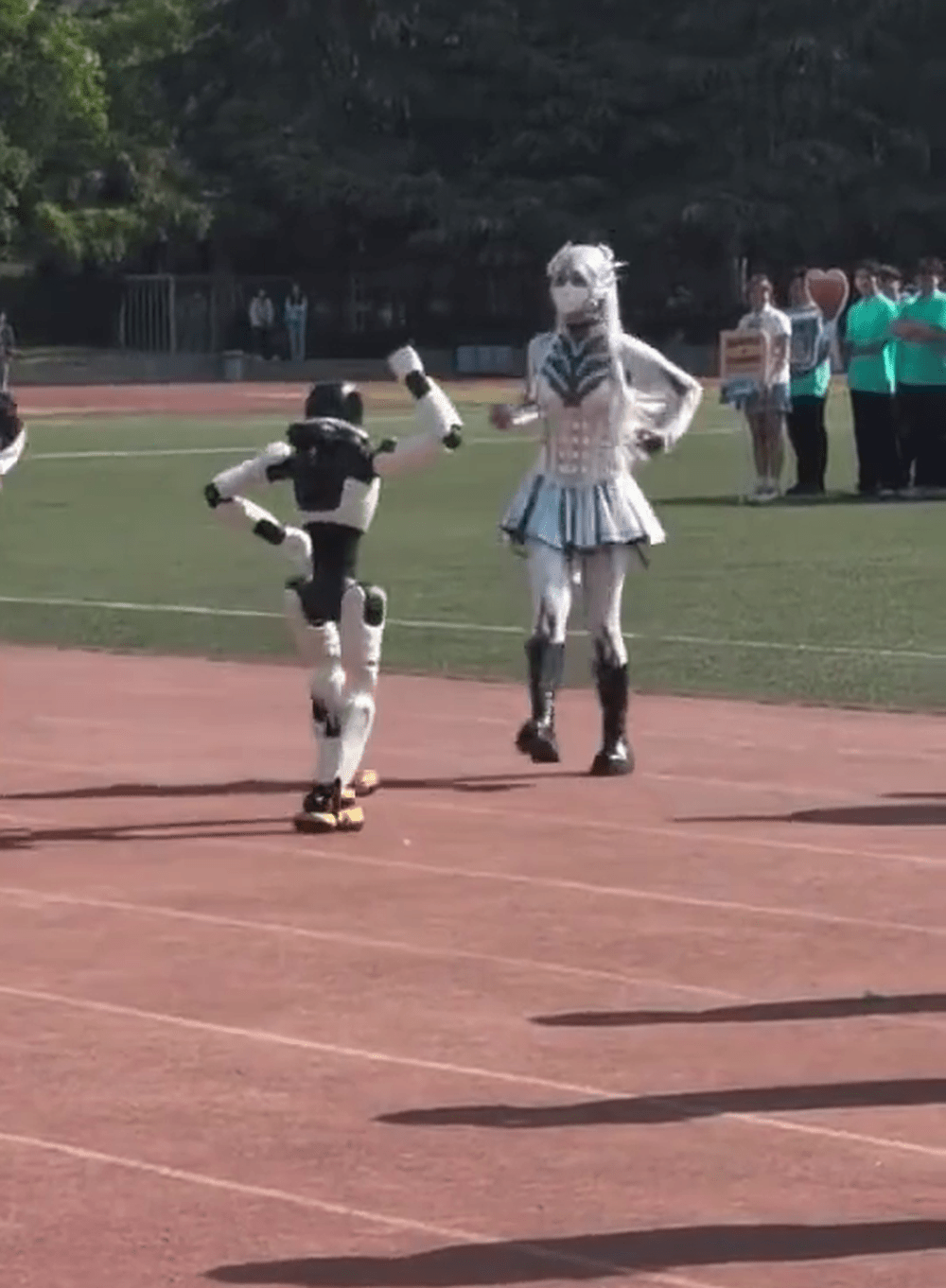 機械人轉身後走向女學生。