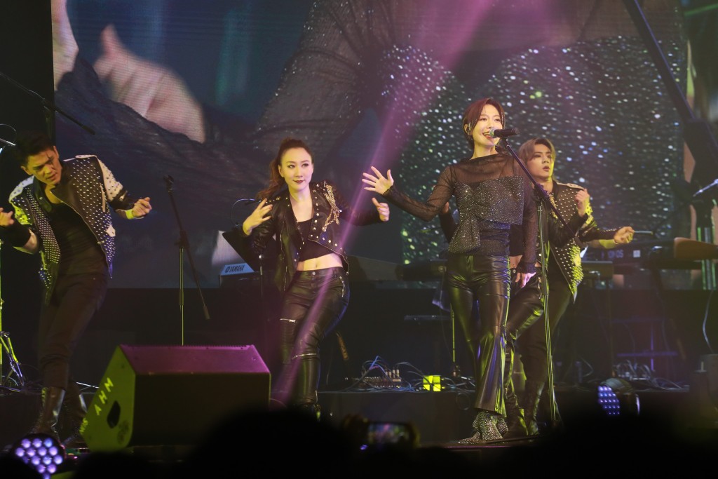 龍婷在《中年好聲音演唱會》以勁歌熱舞表演，high爆現場。