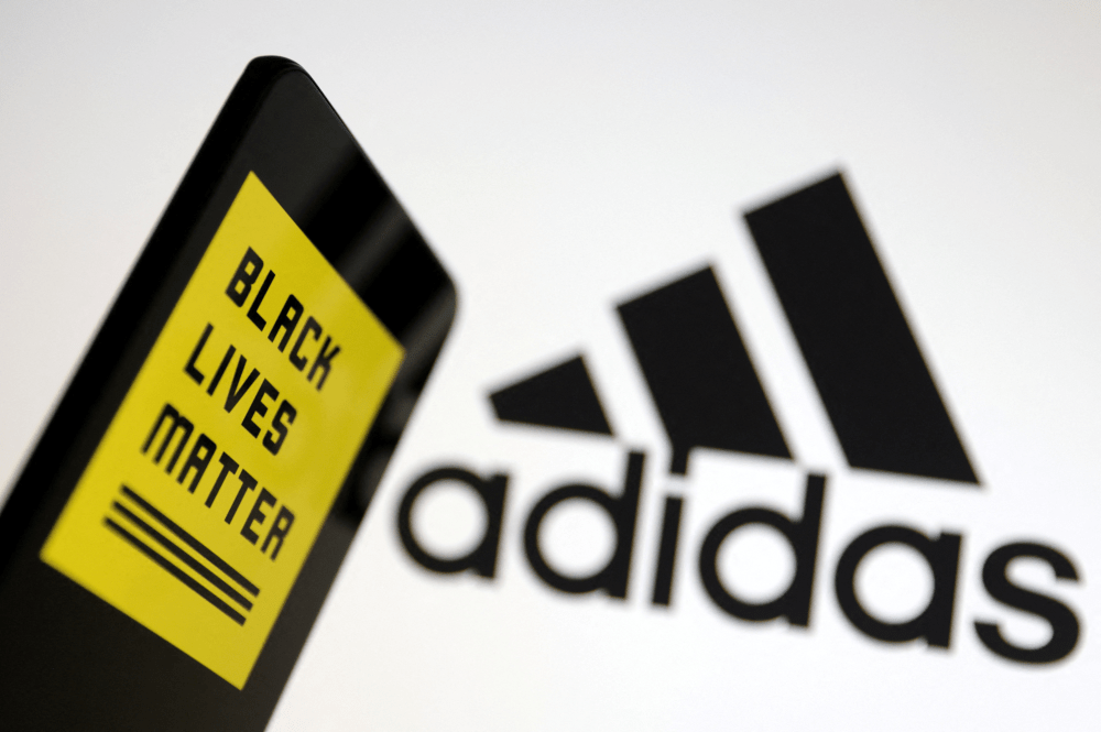 「黑人的命也是命」基金会的三条纹标志，与Adidas的标志，同样有「三间」。路透社