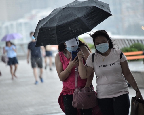 天文台預料本港地區今日大致多雲,有驟雨,局部地區有狂風雷暴。