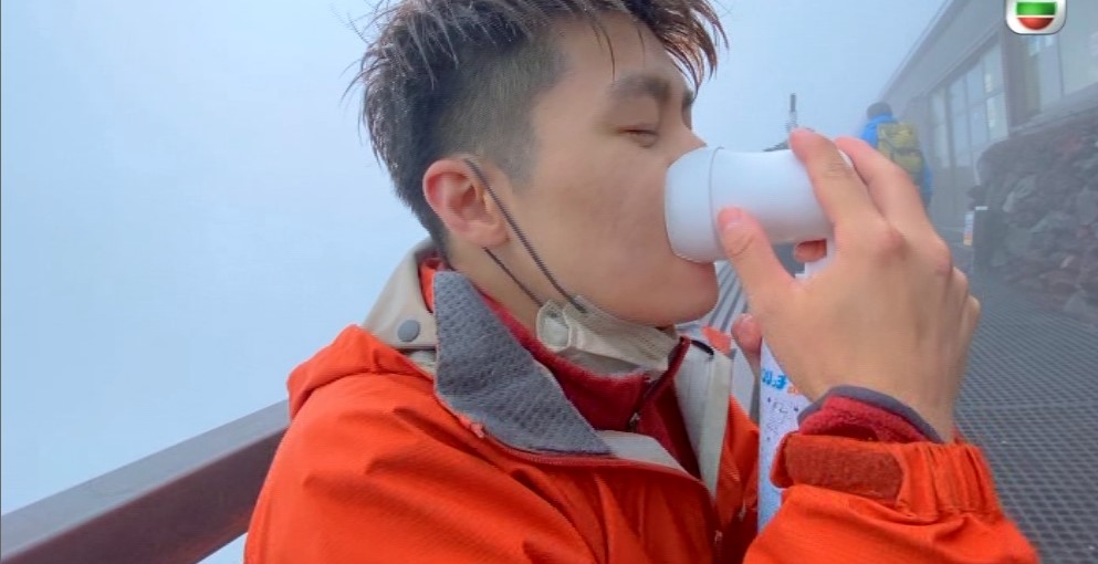 Jarvis疑似出現高山反應,要聞氧氣。
