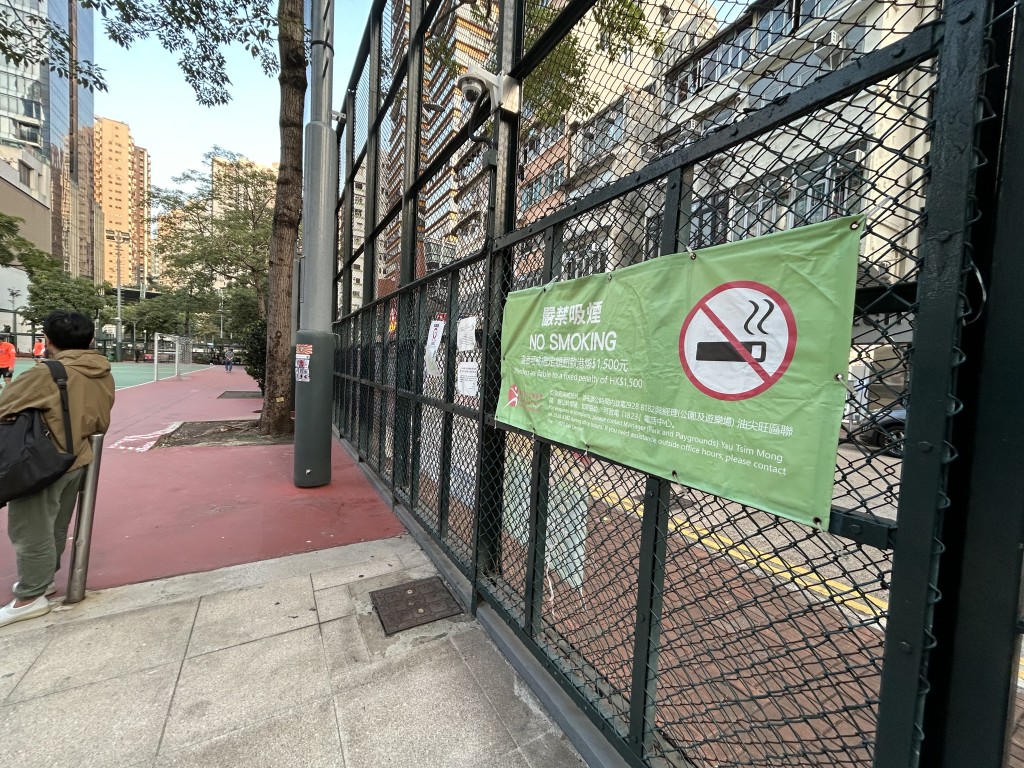 場內有不少禁煙告示。 場內有不少禁煙告示。