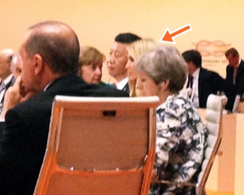 伊萬卡一度坐上元首座位，引起爭議。網圖