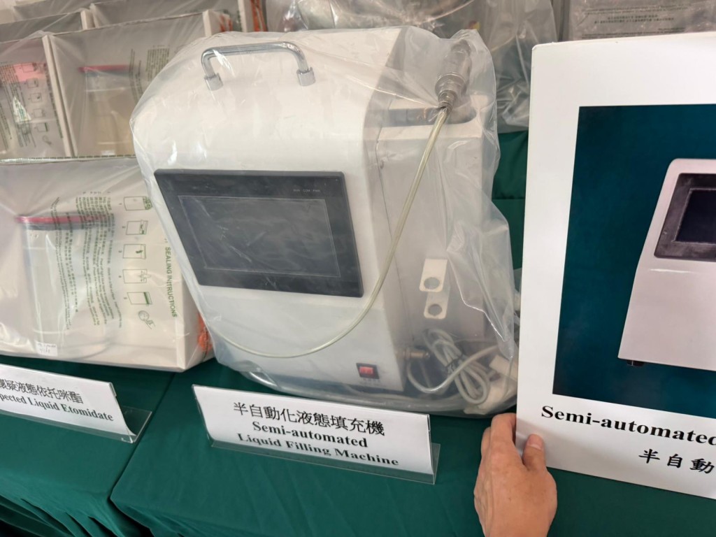 不法分子利用液態填充機,精準地將依托咪酯注射入煙彈內。曾志恒攝 不法分子利用液態填充機,精準地將依托咪酯注射入煙彈內。曾志恒攝