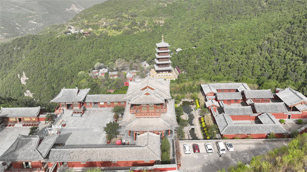 坍塌前的博物館及龍泉寺。 坍塌前的博物館及龍泉寺。