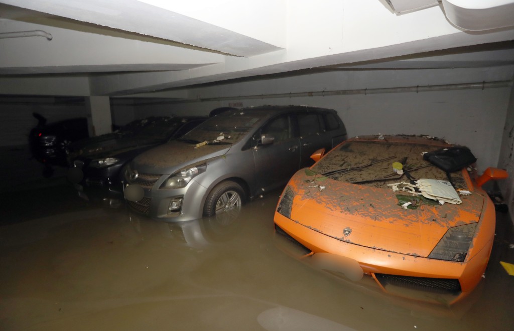 杏花邨地庫停車場水浸,水位一度高達1.8米,多輛私家車遭沒頂。資料圖片 杏花邨地庫停車場水浸,水位一度高達1.8米,多輛私家車遭沒頂。資料圖片