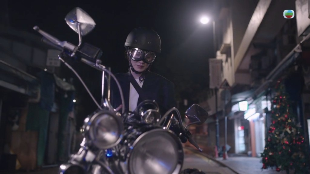 蔡潔穿皮褸，駕着電單車霸氣登場，一除頭盔，表情冷酷，眼神銳利。