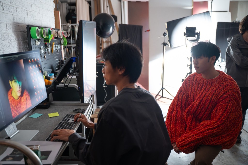 馮允謙人逢喜事精神爽。