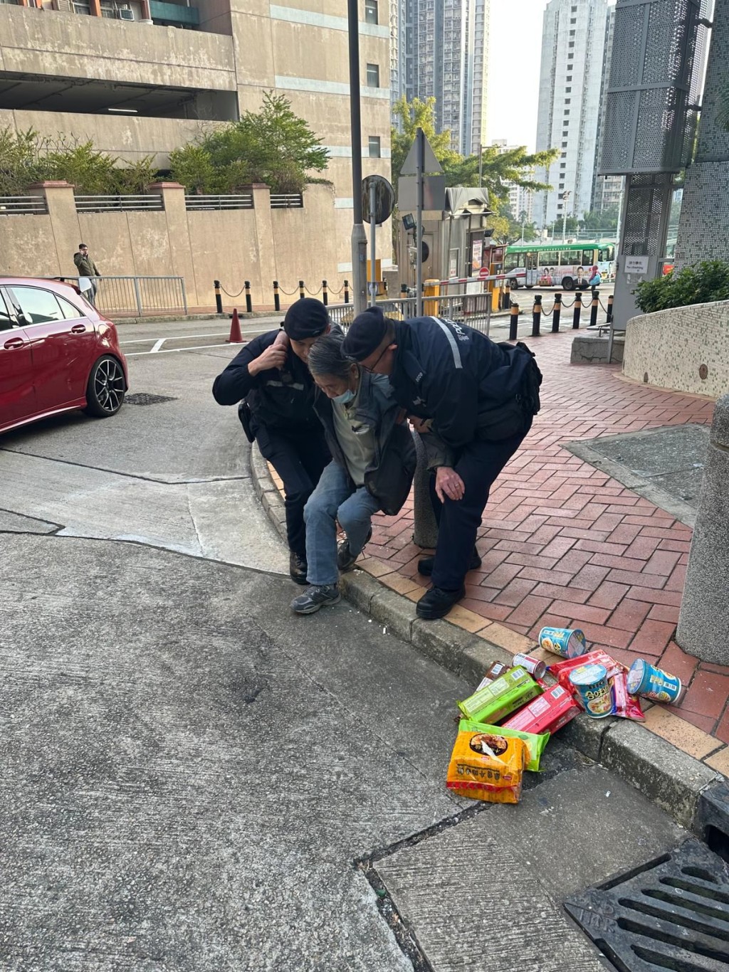 警員遂扶着伯伯連同購物車，安全護送他返回慈正邨正暉樓住所。