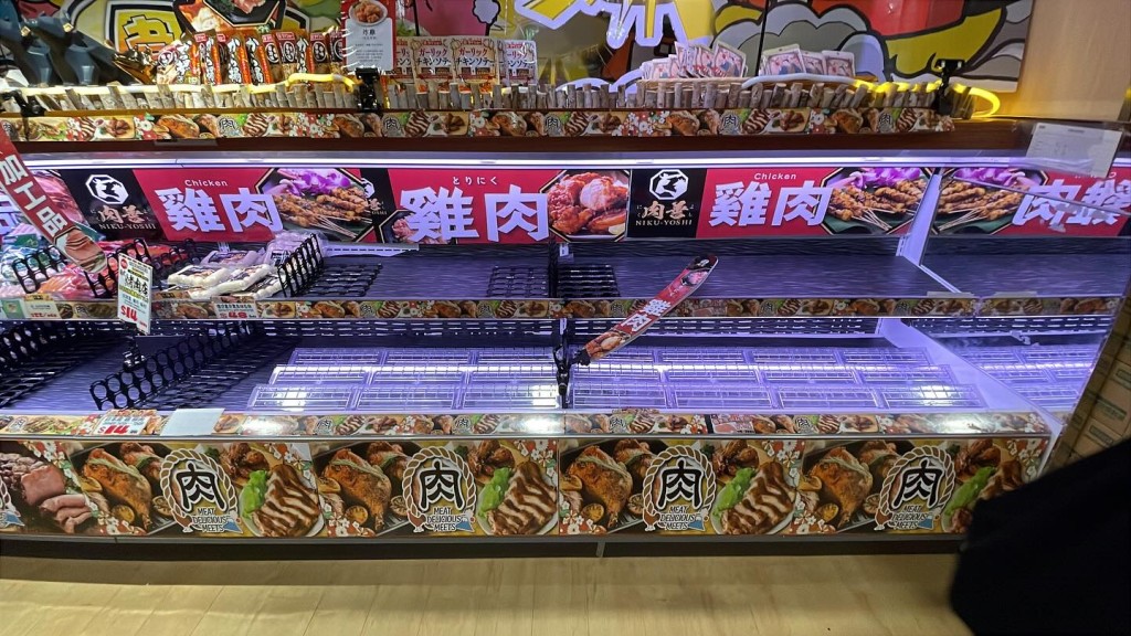 連donki 都無晒嘢⋯⋯街坊仲要用喼掃貨⋯⋯⋯資料來源:daydaisy@Threads 連donki 都無晒嘢⋯⋯街坊仲要用喼掃貨⋯⋯⋯資料來源:daydaisy@Threads