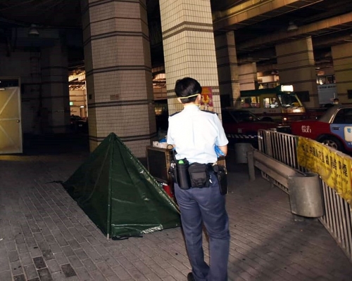 死者遺體其後由消防移至地面,再用帳篷遮蓋。梁國峰攝