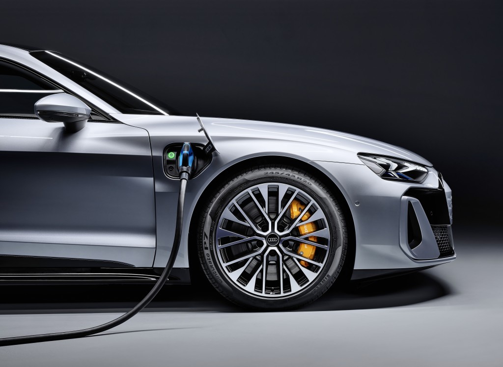 電動超跑奧迪Audi e-tron GT新版性能躍進，新款充電功率提升，最高可支援320kW，快充18分鐘能為電池補充10%-80%電量。