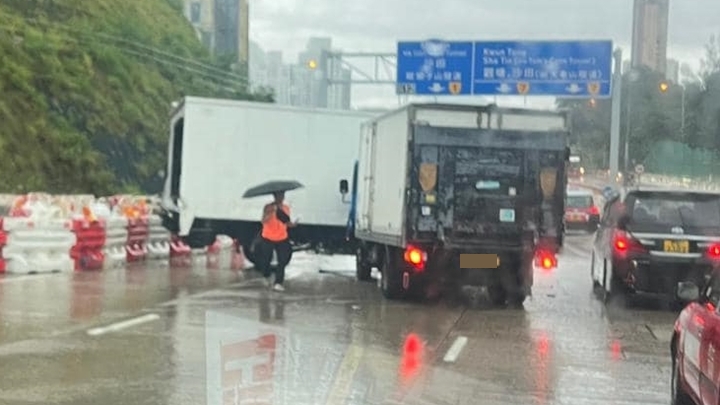 兩輛貨車在龍翔道往觀塘方向、近依利沙伯大廈對開相撞。fb馬路的事 (即時交通資訊台)圖片