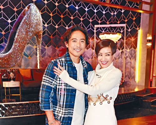 伍姑娘搞笑地向筍盤林德信伸出「魔爪」。
