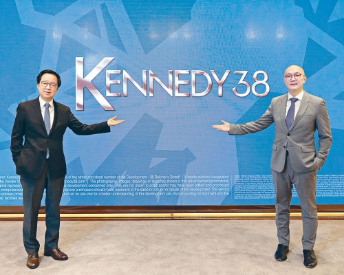 新地雷霆(左)表示,堅尼地城新盤KENNEDY 38最快下月初推出。旁為唐錦江。
