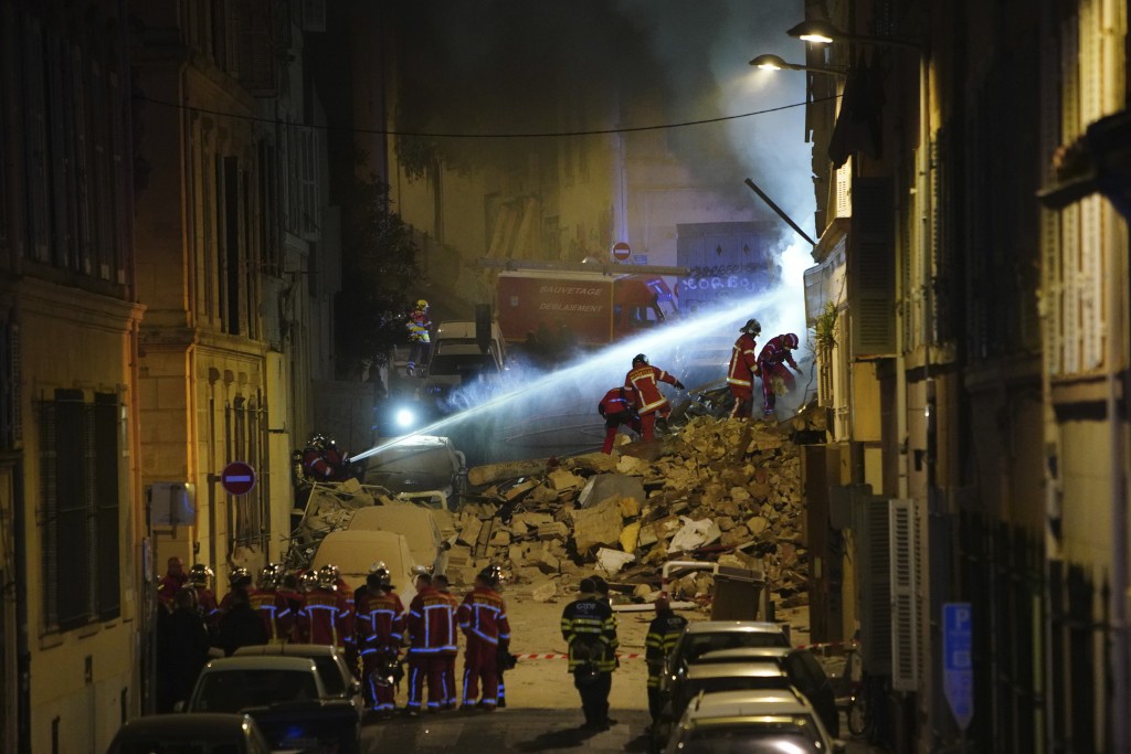 法国港口城市马赛的一栋住宅楼在一声巨响中倒塌，随后废墟深处起火，阻碍了救援工作。AP