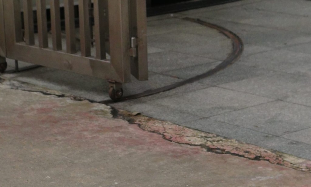 學校的入口處地上留有紅油的痕跡。 林思明攝