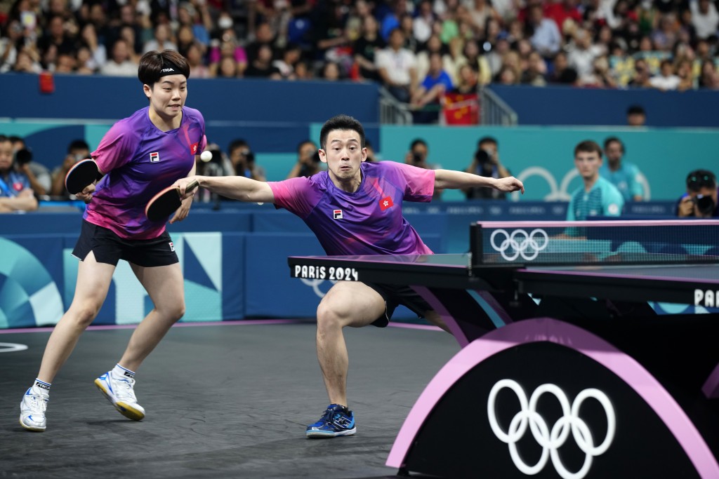 香港乒乓組合黃鎮廷、杜凱琹周二於巴黎奧運乒乓球混雙銅牌戰中，對戰南韓組合林鐘勳、申裕斌，最終與獎牌擦身而過。（美聯社）