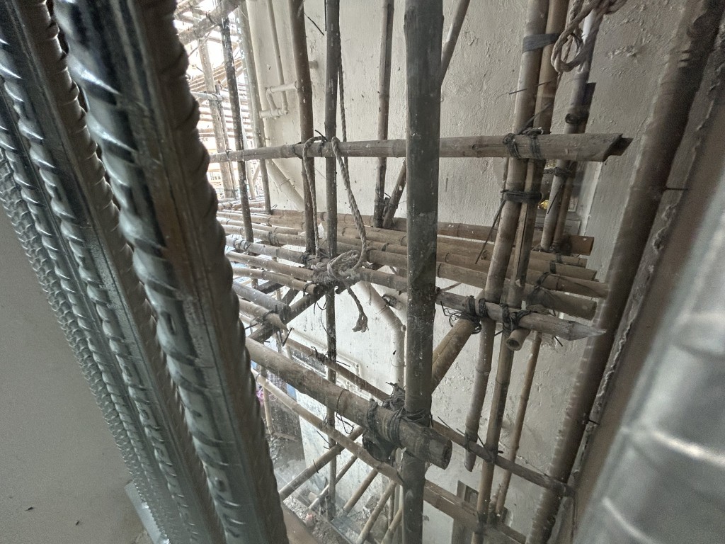 位於協和街169至197號的合和大廈，外牆搭建了竹棚。楊偉亨攝