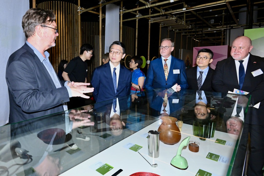 伦敦设计博物馆国际协作部总监Chris Harris（左一）和康乐及文化事务署署长刘明光（左二）参观展览。