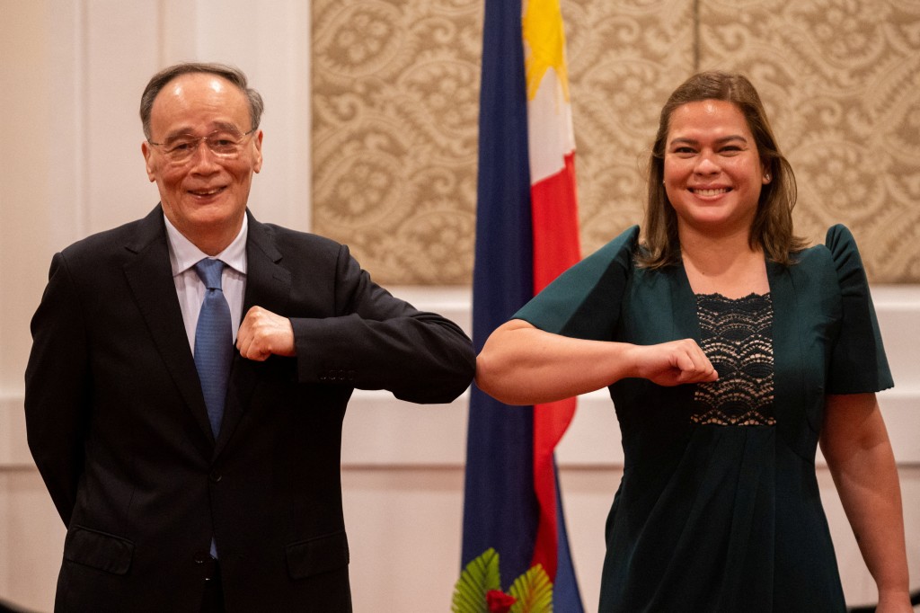 中國國家副主席王岐山到菲律賓出席馬可斯的就職儀式，與副總統莎拉會面時碰手踭問好。 路透社