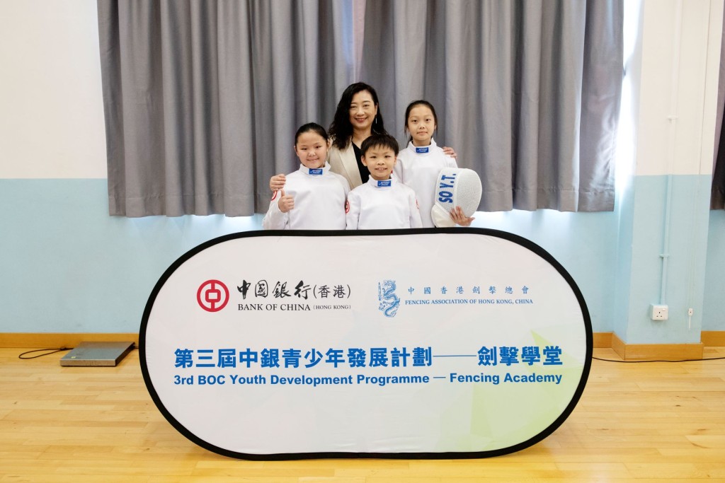 五年級的蘇妡烔（右）、三年級的區愷琳（左）及五年級的王皓勤（中）表示劍擊訓練提升了他們的專注力、抗壓力及溝通能力。