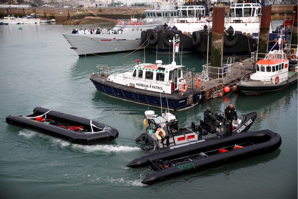 英國邊境部隊救起一批偷渡客，並將他們用的小艇拖入多佛港口。 路透社