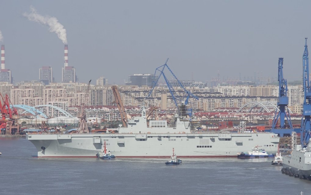 中国第三艘075型两栖攻击舰在上海沪东中华造船厂举行下水仪式。微博图片