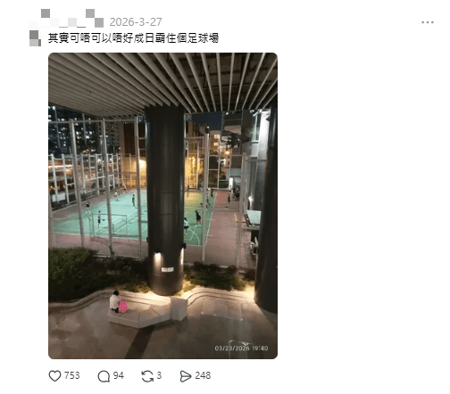 網民投訴匹克球玩家在足球場進行活動。Threads截圖