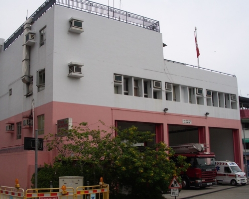 消防員到場迅即將火勢控制及救熄。
