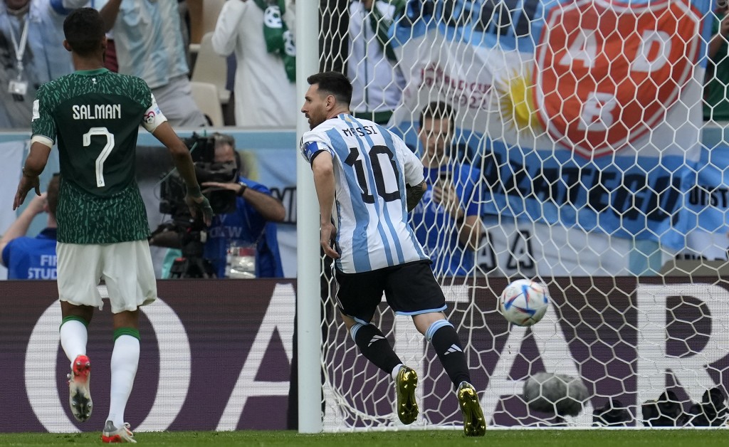 美斯操刀十二码助阿根廷先开纪录。AP