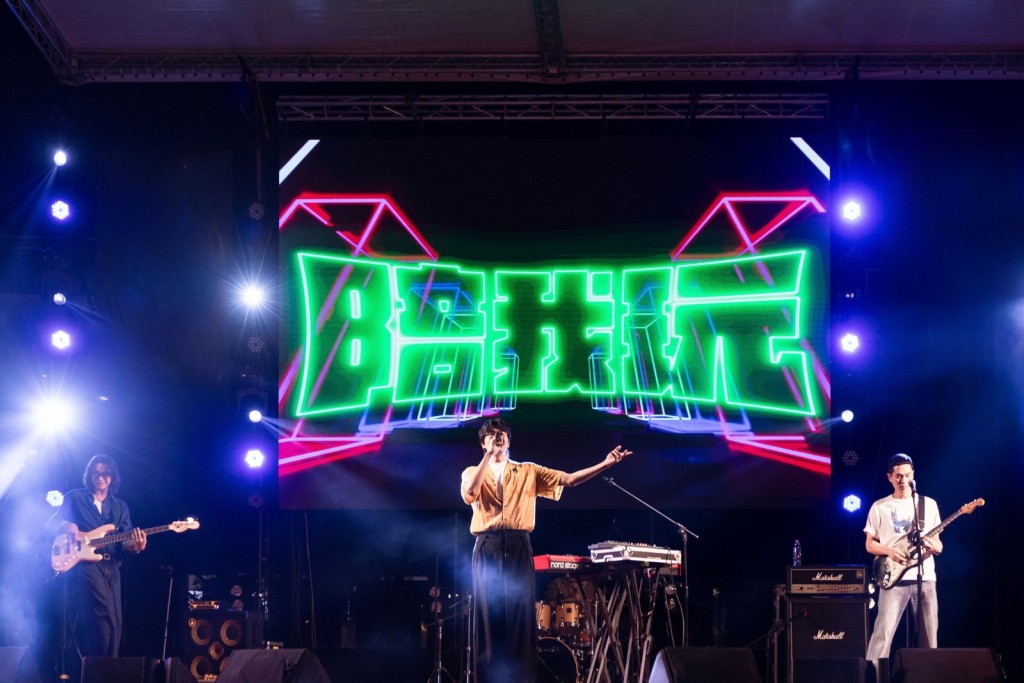 宇宙人為田中馬拉松注入歡樂與能量。