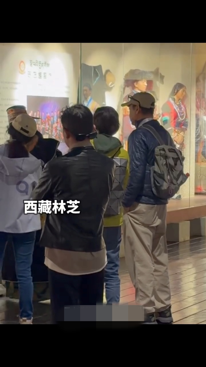 劉青雲與郭藹明對西藏歷史文化深感興趣,在博物館內仔細觀賞展品,非常投入。 劉青雲與郭藹明對西藏歷史文化深感興趣,在博物館內仔細觀賞展品,非常投入。