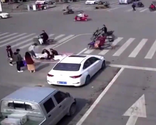 一對情侶竟躺在車水馬龍的大馬路上拍起婚妙照，他們旁若無人的大擺POSE，讓路過的人車都看得目瞪口呆。(網圖)