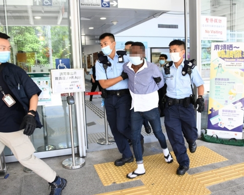 一名非華裔男子涉藏毒遇查時突然發難,踢傷警員被捕。