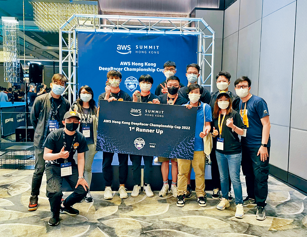 Jerry（左五）在VTC修讀高級文憑課程期間，與同學在AWS Summit Deepracer自動駕駛賽車模擬比賽中贏得第二名。
