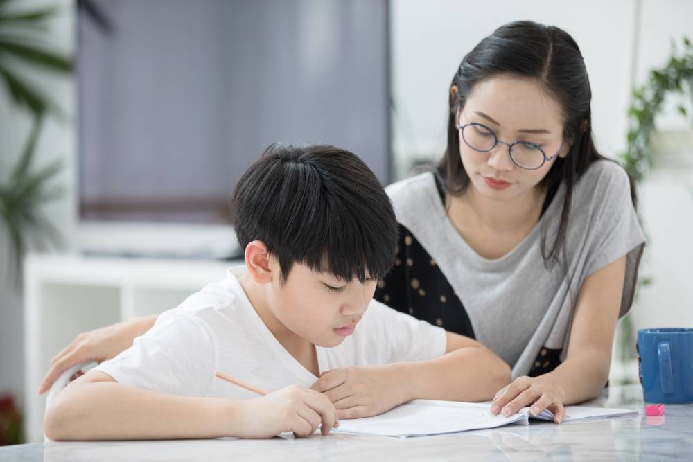 教小朋友做功課時保持冷靜與設立清晰的常規,能有效減少親子衝突並提升學習效率。(示意圖) 教小朋友做功課時保持冷靜與設立清晰的常規,能有效減少親子衝突並提升學習效率。(示意圖)