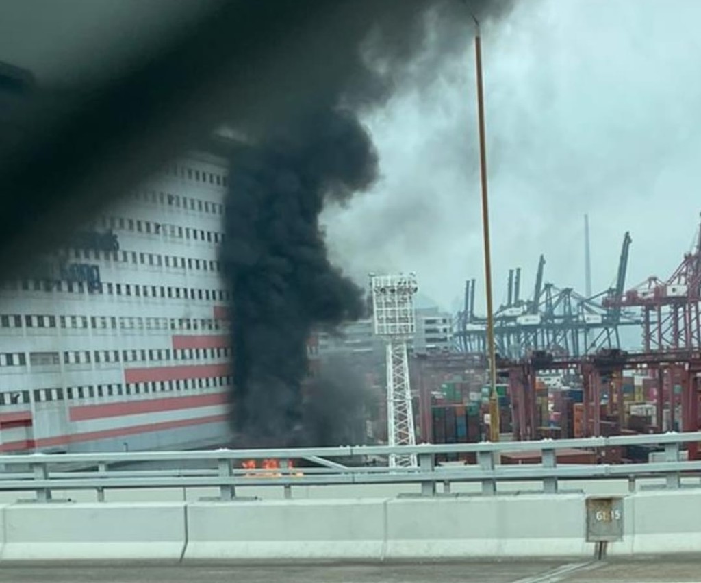 葵涌一號貨櫃碼頭發生火警。fb：Anndee Cheung